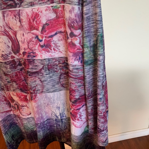 Draper’s & Damon’s Purple and reds abstract design Blouse - Picture 3 of 5